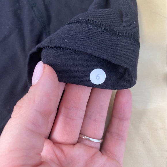 Lululemon Run Speedy Turtleneck Thumb holes Black Sz 6 Activewear Running Gym - Picture 3 of 15